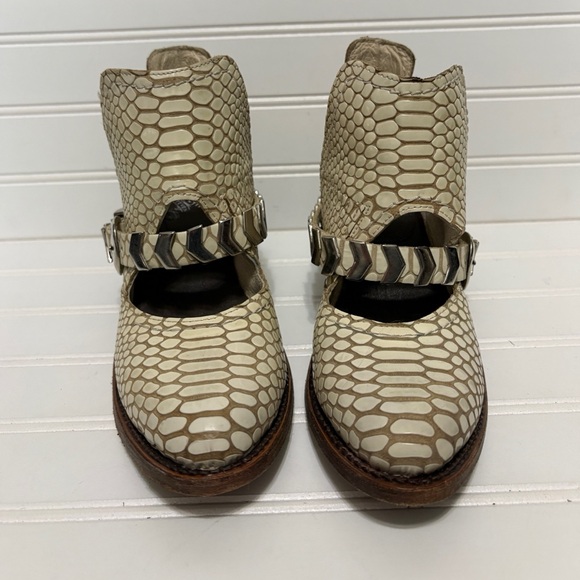FREEBIRD BLADE Ivory Snake Leather Buckle Ankle Boots Booties Womens Size 5 - Picture 4 of 9